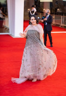 Alice Waddington, 2 Eylül 2020 'de Venedik, İtalya' da düzenlenen 77. Venedik Film Festivali sırasında, Açılış Töreni ve 