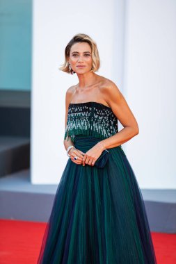 VENICE, İtalya - 2 Eylül 2020: İtalyan aktris ve patroniçe Anna Foglietta, Armani elbise ve Bulgari mücevherleri, Anna Foglietta, Venedik Uluslararası Film Festivali 2020 Lacci kırmızı halı ve İtalya 'nın Venedik kentinde açılış töreninde. 