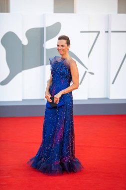 VENICE, İtalya - Eylül 02: 77 Venedik Uluslararası Film Festivali Lacci kırmızı halı ve Açılış Töreni 'nde İtalyan aktris Roberta Armani