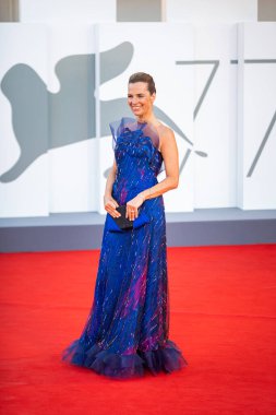 VENICE, İtalya - Eylül 02: 77 Venedik Uluslararası Film Festivali Lacci kırmızı halı ve Açılış Töreni 'nde İtalyan aktris Roberta Armani