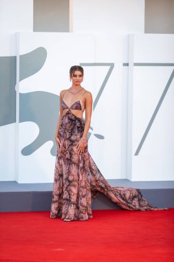 VENICE, ITALY - SEPTEMBER 02: 77 Venedik Uluslararası Film Festivali 2020 Lacci Kırmızı Halı ve Açılış Töreni 'nde Amerikan model Taylor Hill 2 Eylül 2020' de Venedik, İtalya 'da. 