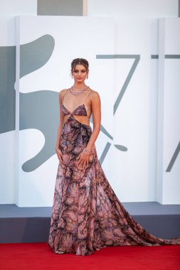 VENICE, ITALY - SEPTEMBER 02: 77 Venedik Uluslararası Film Festivali 2020 Lacci Kırmızı Halı ve Açılış Töreni 'nde Amerikan model Taylor Hill 2 Eylül 2020' de Venedik, İtalya 'da. 