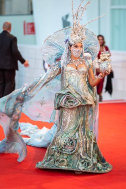 Venedik, İtalya - 2 Eylül 2020 'de Venedik, İtalya' da düzenlenen 77. Venedik Film Festivali 'nde misafirler, Açılış Töreni ve 