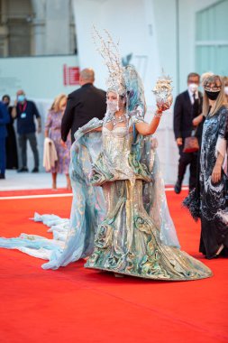 Venedik, İtalya - 2 Eylül 2020 'de Venedik, İtalya' da düzenlenen 77. Venedik Film Festivali 'nde misafirler, Açılış Töreni ve 