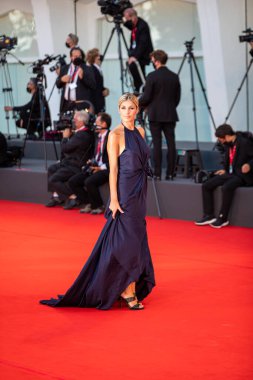 VENICE, İtalya - Eylül 02: Mariana Falace, 77 Venedik Uluslararası Film Festivali 2020 Lacci kırmızı halı ve açılış töreni 2 Eylül 2020 'de Venedik, İtalya' da. 