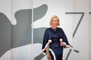 Venedik, İtalya - Eylül 02: Avustralyalı aktris Cate Blanchett, Venedik Uluslararası Film Festivali 2020 Lacci kırmızı halı ve Açılış Töreni 'nde 