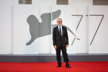 VENICE, İtalya - Eylül 02: 77 Venedik Uluslararası Film Festivali 2020 Lacci kırmızı halı ve Açılış Töreni 'nde İtalyan yönetmen Daniele Luchetti 