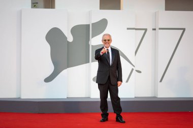VENICE, İtalya - Eylül 02: 77 Venedik Uluslararası Film Festivali 2020 Lacci kırmızı halı ve Açılış Töreni 'nde İtalyan yönetmen Daniele Luchetti 