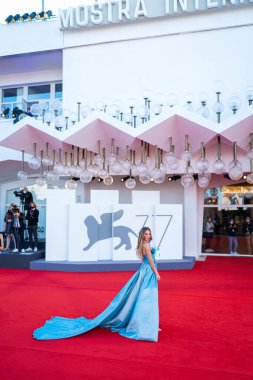 VENICE, İtalya - Eylül 02: 77 Venedik Uluslararası Film Festivali 2020 Lacci kırmızı halı ve Açılış Töreni 'nde İtalyan aktris Erika Aurora 