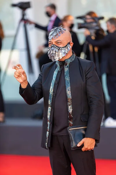 Venice Itálie Září Host Módní Maskou Kráčí Červeným Kobercem Před — Stock fotografie