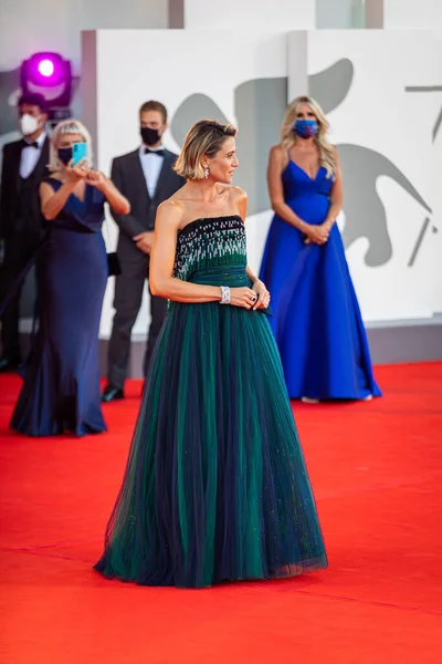 VENICE, İtalya - SEPTEMBER 2.2020: İtalyan aktris ve patroniçe Anna Foglietta, Armani elbise ve Bulgari mücevherleri, Anna Foglietta, Venedik Uluslararası Film Festivali 2020 Lacci kırmızı halı ve İtalya 'nın Venedik kentinde açılış töreninde.