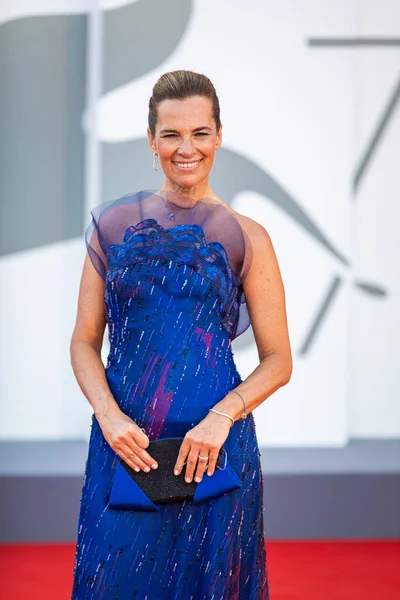 VENICE, İtalya - Eylül 02: 77 Venedik Uluslararası Film Festivali Lacci kırmızı halı ve Açılış Töreni 'nde İtalyan aktris Roberta Armani