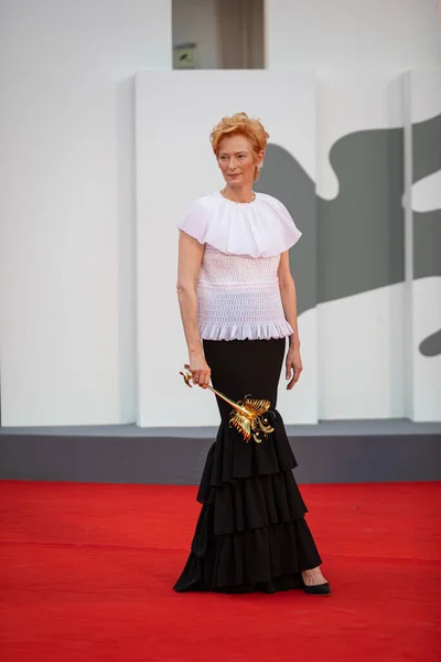 威尼斯 意大利 2002年9月2日 英国女演员蒂尔达 斯温顿在77届威尼斯国际电影节2020年拉西红地毯开幕式上的致辞 — 图库照片