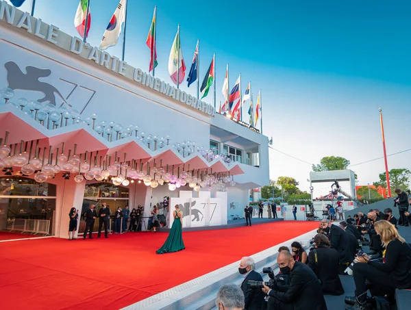 Venise Italie Septembre Pierfrancesco Favino Marche Sur Tapis Rouge Devant — Photo