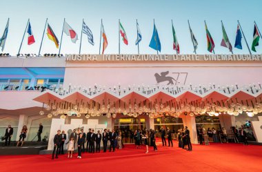 VENICE, ITALY - SEPTEMBER 4, 2020: Francesco Gheghi, Lea Favino, Mattia Garaci, Barbara Ronchi, Claudio Noce, Andrea Calbucci, Pierfrancesco Favino, Gianmarco Vettori, 77. Venedik Film Festivali öncesinde kırmızı halıda 