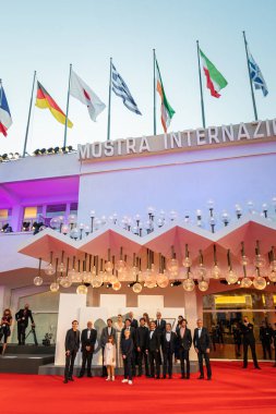VENICE, ITALY - SEPTEMBER 4, 2020: Francesco Gheghi, Lea Favino, Mattia Garaci, Barbara Ronchi, Claudio Noce, Andrea Calbucci, Pierfrancesco Favino, Gianmarco Vettori, 77. Venedik Film Festivali öncesinde kırmızı halıda 
