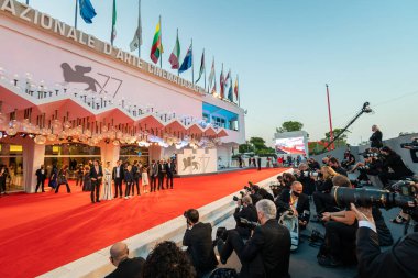 VENICE, ITALY - SEPTEMBER 4, 2020: Francesco Gheghi, Lea Favino, Mattia Garaci, Barbara Ronchi, Claudio Noce, Andrea Calbucci, Pierfrancesco Favino, Gianmarco Vettori, 77. Venedik Film Festivali öncesinde kırmızı halıda 