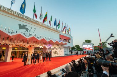 VENICE, ITALY - SEPTEMBER 4, 2020: Francesco Gheghi, Lea Favino, Mattia Garaci, Barbara Ronchi, Claudio Noce, Andrea Calbucci, Pierfrancesco Favino, Gianmarco Vettori, 77. Venedik Film Festivali öncesinde kırmızı halıda 