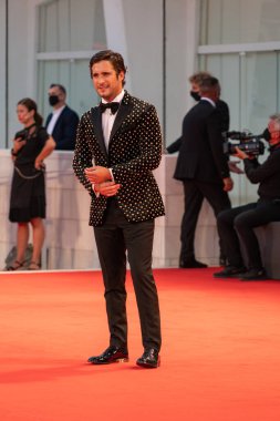 VENICE, İtalya - 10 Eylül 2020: Diego Boneta, 77. Venedik Film Festivali 'nde 