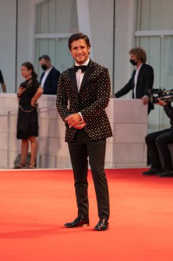 VENICE, İtalya - 10 Eylül 2020: Diego Boneta, 77. Venedik Film Festivali 'nde 