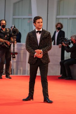VENICE, İtalya - 10 Eylül 2020: Diego Boneta, 77. Venedik Film Festivali 'nde 