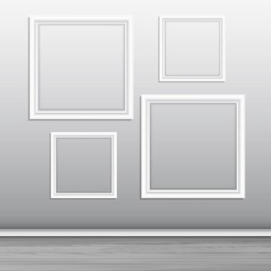 Duvarda asılı boş resim çerçeveleri koleksiyonu 