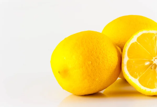 Tres Limones Uno Cortado Por Mitad Parece Fresco Sabroso Contra —  Fotos de Stock