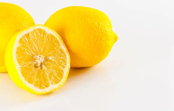Tres Limones Uno Cortado Por Mitad Parece Fresco Sabroso Contra —  Fotos de Stock