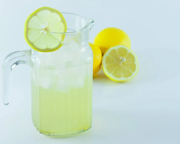Suco Limão Com Gelo Jarro Vidro Decorado Com Fatias Limão — Fotografia de Stock