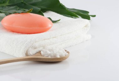 Temiz beyaz havlulara sabun, yeşil yapraklar ve beyaz sahnelere tuz sürmek hijyen için..