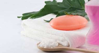 Temiz beyaz havlulara sabun, yeşil yapraklar ve beyaz sahnelere tuz sürmek hijyen için..