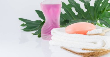 Temiz beyaz havlulara sabun, yeşil yapraklar ve hijyen için beyaz sahnelere tuz sür..