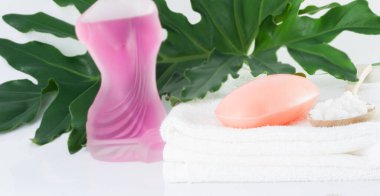 Temiz beyaz havlulara sabun, yeşil yapraklar ve hijyen için beyaz sahnelere tuz sür..