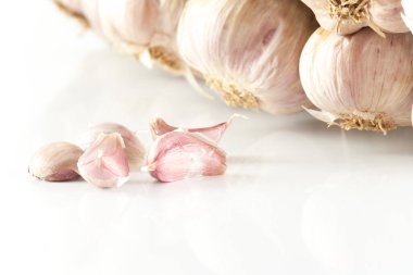 Beyaz sarımsak dokusu. Taze sarımsak yakın plan. Baharatlı yemek malzemesi resmi. Beyaz sarımsak kafa yığını ve sarımsak karanfili