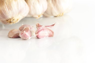 Beyaz sarımsak dokusu. Taze sarımsak yakın plan. Baharatlı yemek malzemesi resmi. Beyaz sarımsak kafa yığını ve sarımsak karanfili