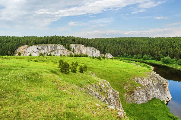 夏天的风景 河岸边的岩石 Rezh Aramashevo Alapaevsky 区村附近 — 图库照片