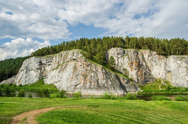 夏天的风景 河岸边的岩石 Rezh Aramashevo Alapaevsky 区村附近 — 图库照片