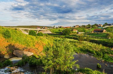Güzel yaz kırsal nehir üzerinde bir köprü ile. Glinsky Köyü, Rusya, Ural