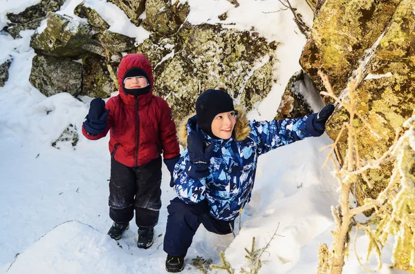 Счастливые Дети Прогулке Зимнем Лесу Среди Скал — стоковое фото