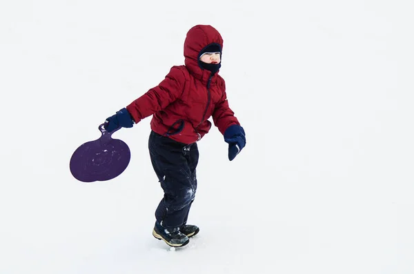 Kind Met Kunststof Slee Voor Een Wandeling Een Winterdag — Stockfoto