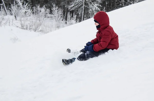 Зимнее Развлечение Мальчик Скачет Склону Снежного Холма — стоковое фото