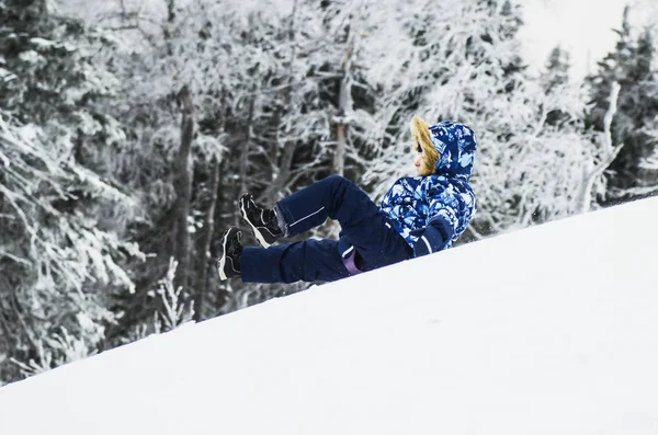 Χειμερινή Διασκέδαση Αγόρι Ιππασία Κάτω Στην Πλαγιά Ενός Λόφου Χιονισμένη — Φωτογραφία Αρχείου
