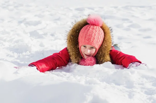 Entretenimento Inverno Menina Alegre Deitada Neve Ela Olha Para Câmera — Fotografia de Stock