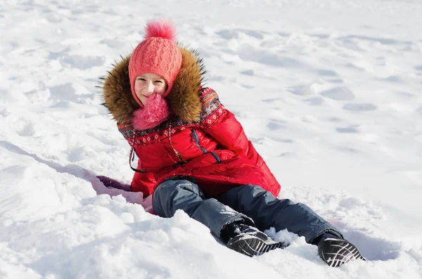 Зимнее Развлечение Радостная Девушка Лежит Снегу Смотрит Камеру — стоковое фото