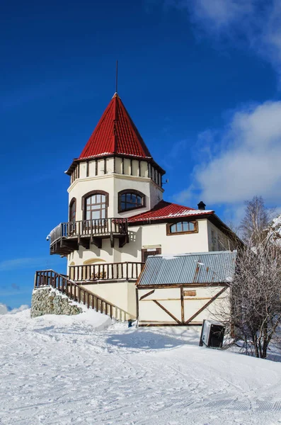 斯维尔德洛夫斯克地区 俄罗斯 2018年3月2日 美丽的餐厅建设在山顶上 滑雪胜地 Ezhovaya — 图库照片
