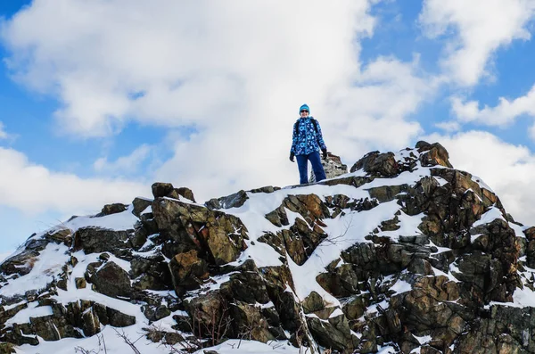 Vrolijke Vrouwelijke Toeristische Top Van Berg Een Winterdag — Stockfoto