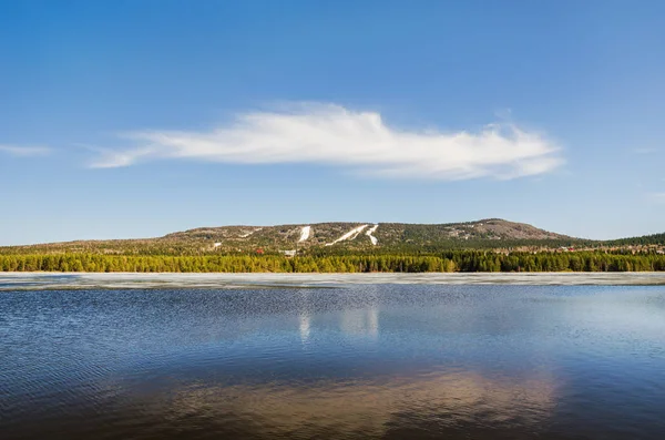 Uzaktan Belaya dağ kayak yamaçlarında kar kalıntıları ile ilkbahar geç görüntüleyin. Rusya. Orta Urallar