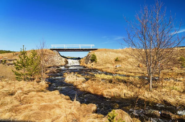 Bela Paisagem Primavera Com Uma Ponte Sobre Pequeno Rio Dia — Fotografia de Stock