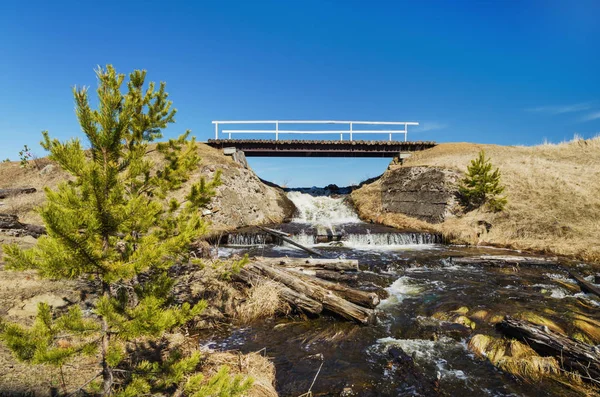 Vackra Våren Landskap Med Bro Över Liten Flod Klar Solig — Stockfoto