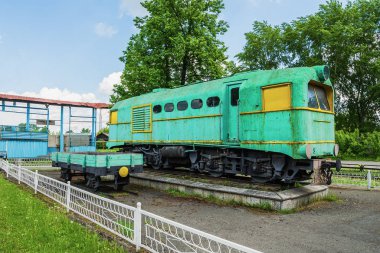 Alapayevsk, Rusya - 15 Haziran 2017: Alapayevsk, Rusya Federasyonu - 15 Haziran 2017: dar hat lokomotif Tu-169 kaide üzerinde. Alapaevsk dar hat demiryolu 90'ıncı yıldönümü yıldönümünde yüklü. Rusya, Alapaevsk